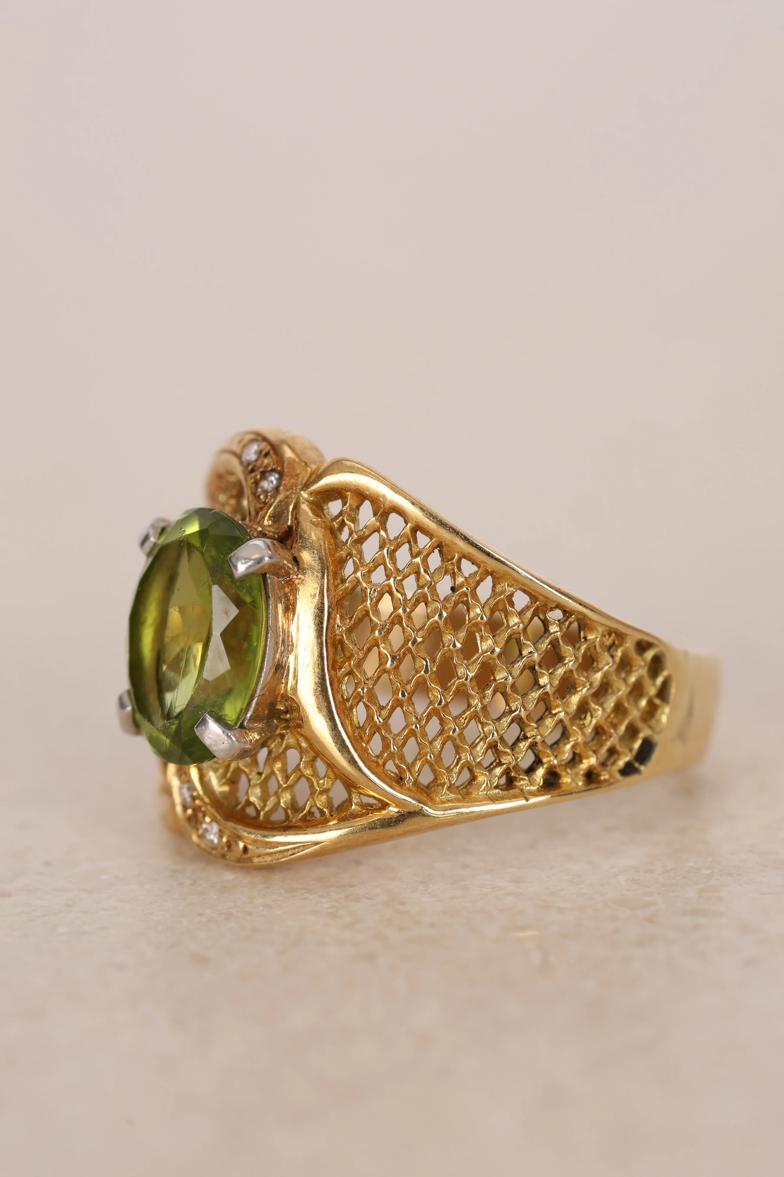 Vintage 1970s-1980s 18K Yellow Gold Peridot and Diamond Mesh Cocktail Ring, Size US 8.5 - Image 3