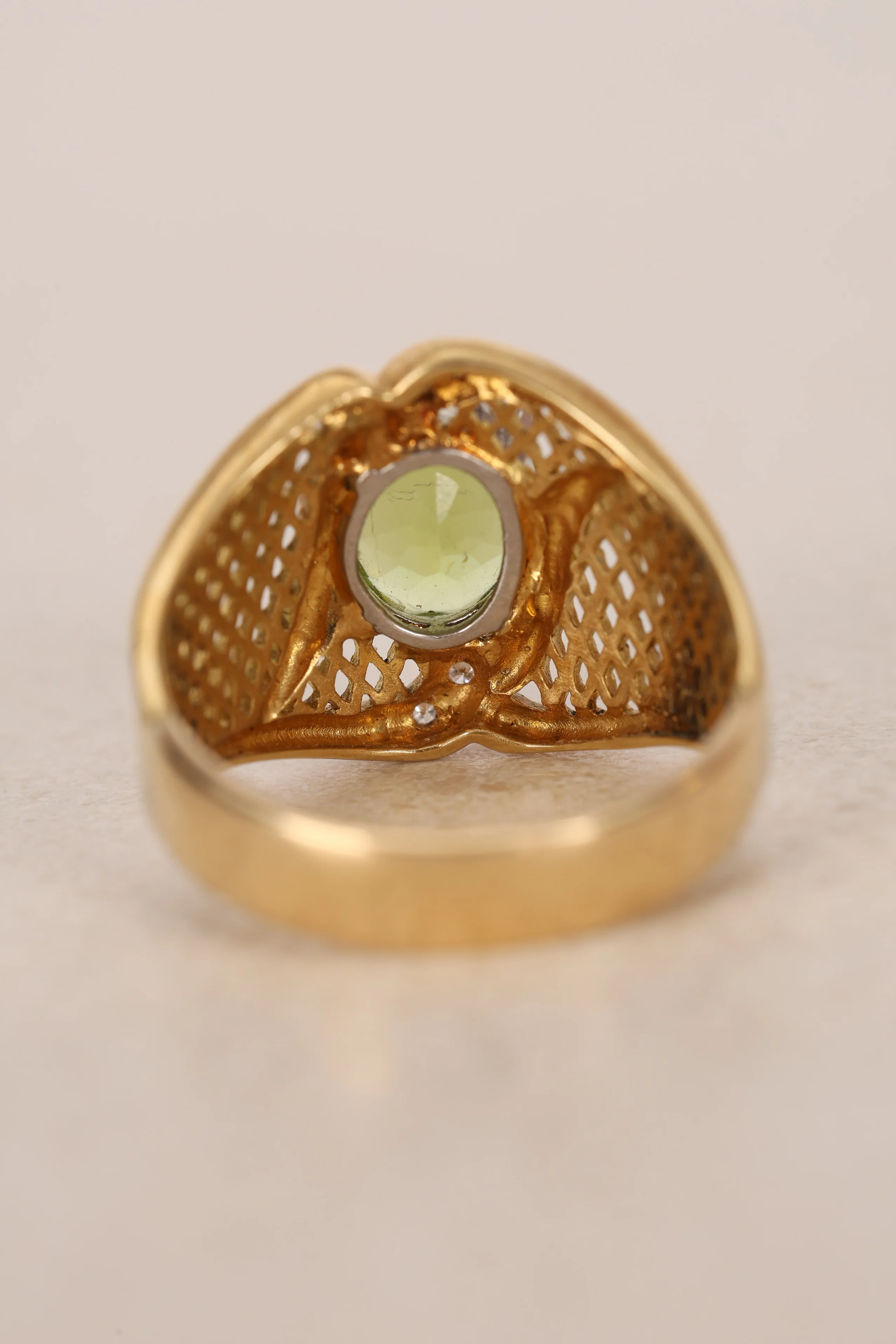 Vintage 1970s-1980s 18K Yellow Gold Peridot and Diamond Mesh Cocktail Ring, Size US 8.5 - Image 5