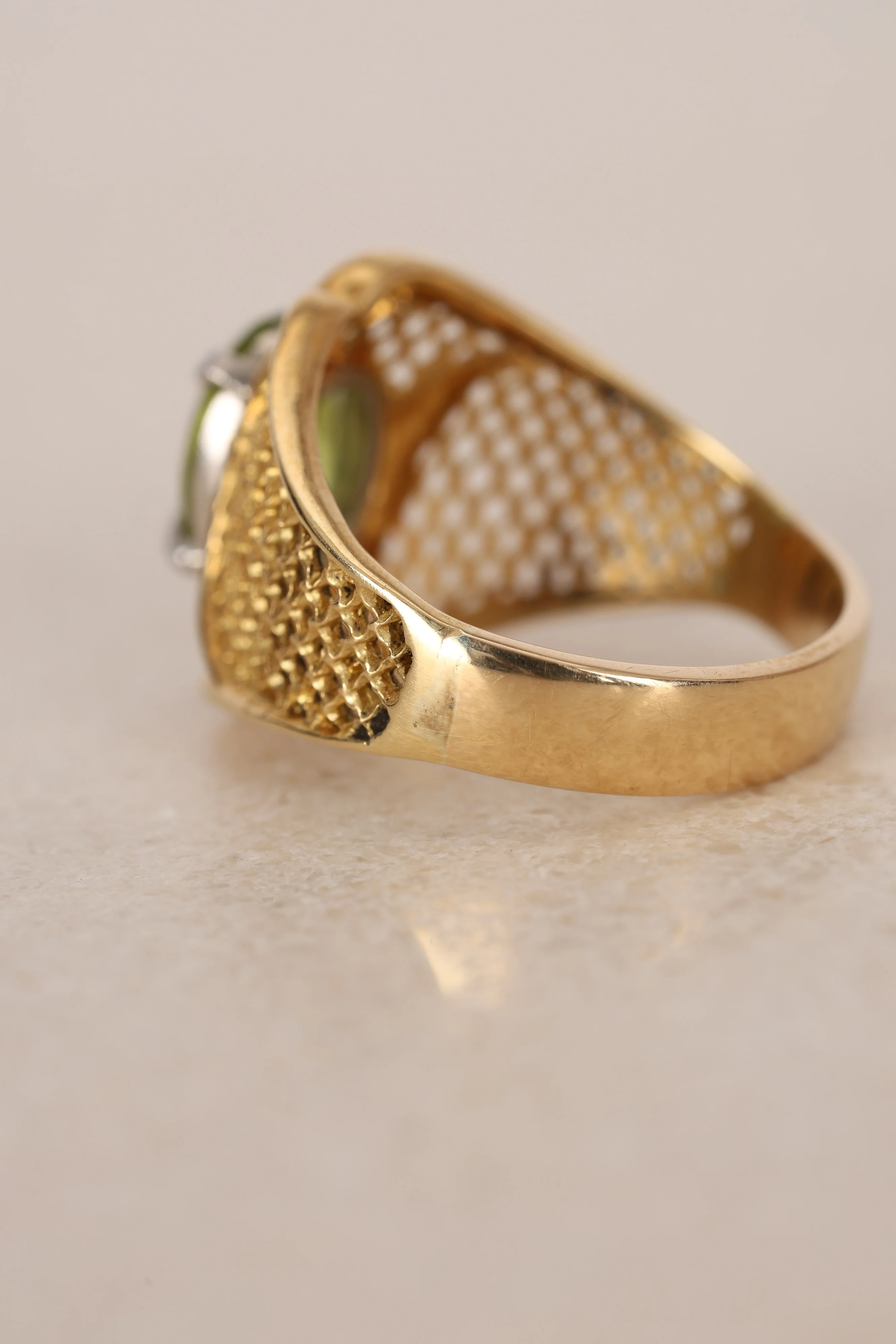 Vintage 1970s-1980s 18K Yellow Gold Peridot and Diamond Mesh Cocktail Ring, Size US 8.5 - Image 6