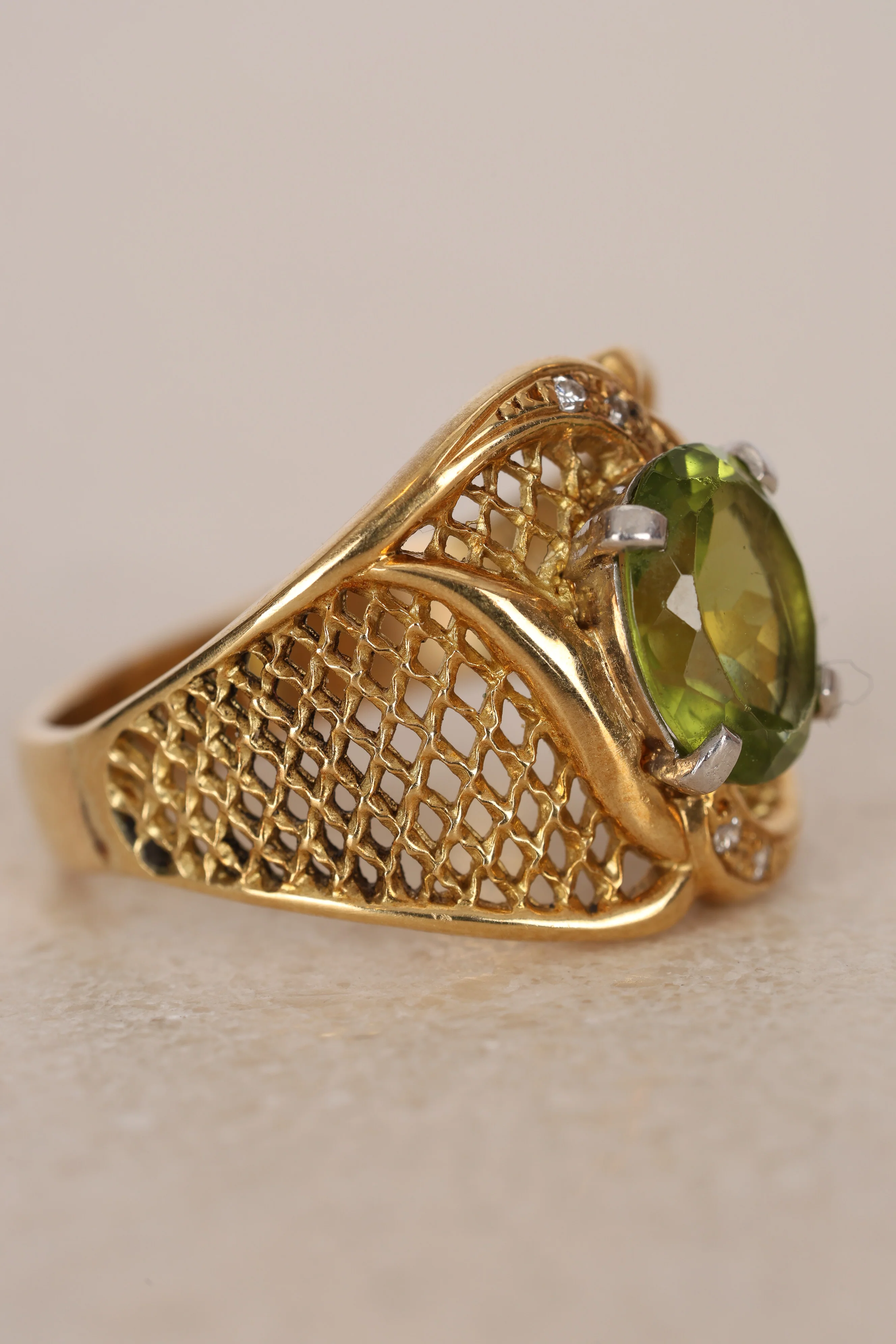 Vintage 1970s-1980s 18K Yellow Gold Peridot and Diamond Mesh Cocktail Ring, Size US 8.5 - Image 7