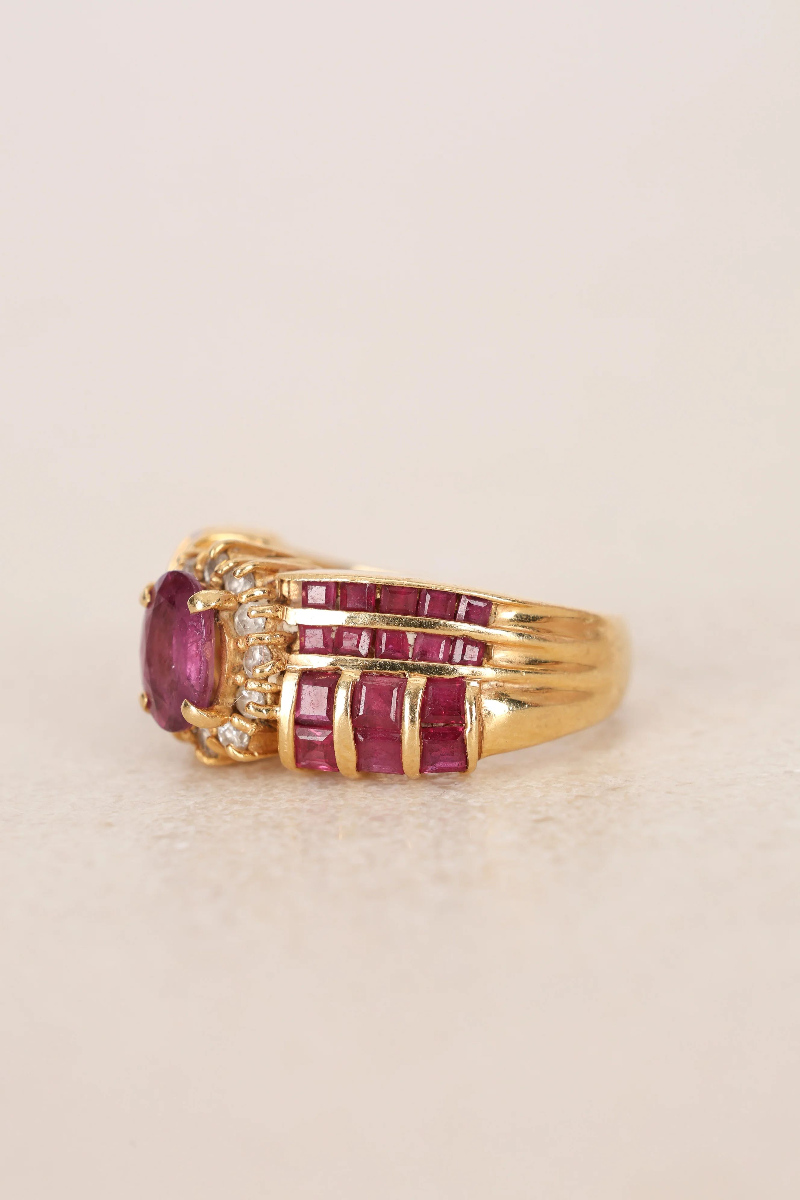 Vintage 1980s 18K Yellow Gold Ruby and Diamond Woven Motif Solitaire Ring, Size US 5 - Image 3