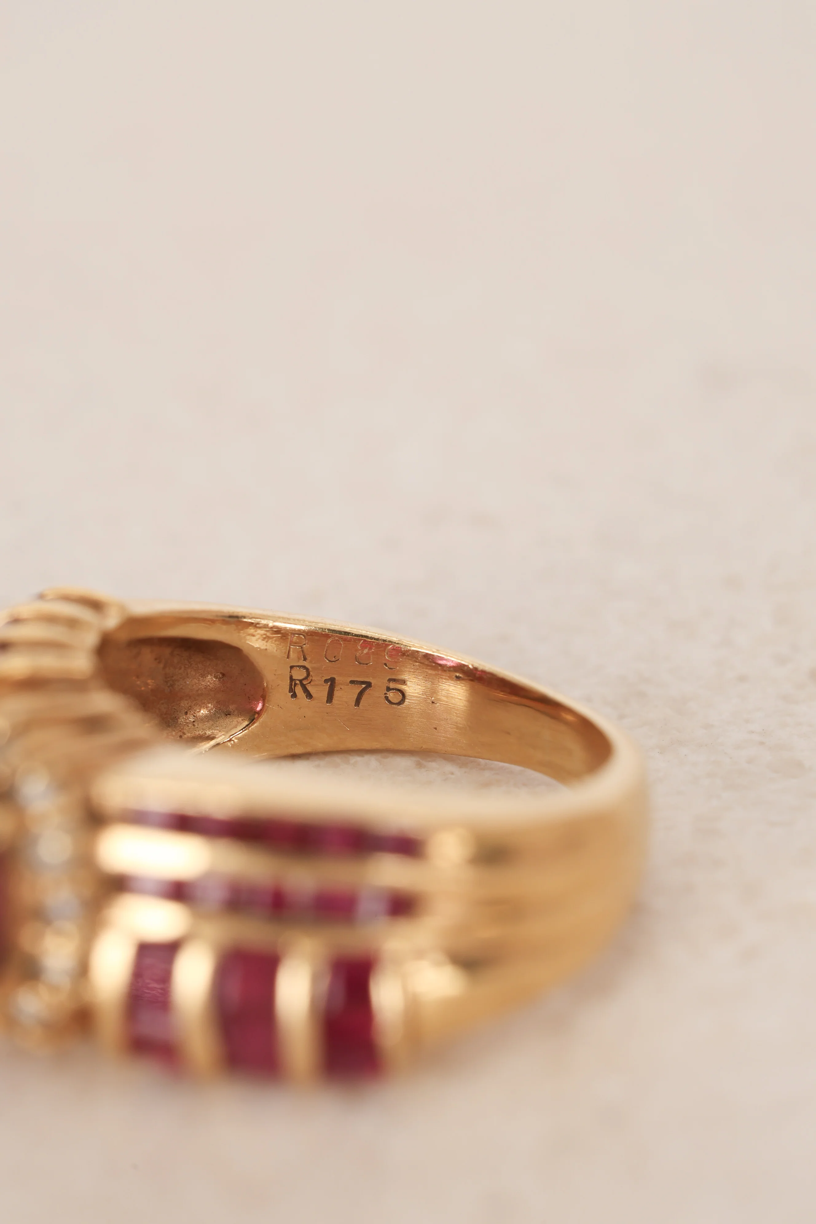 Vintage 1980s 18K Yellow Gold Ruby and Diamond Woven Motif Solitaire Ring, Size US 5 - Image 4