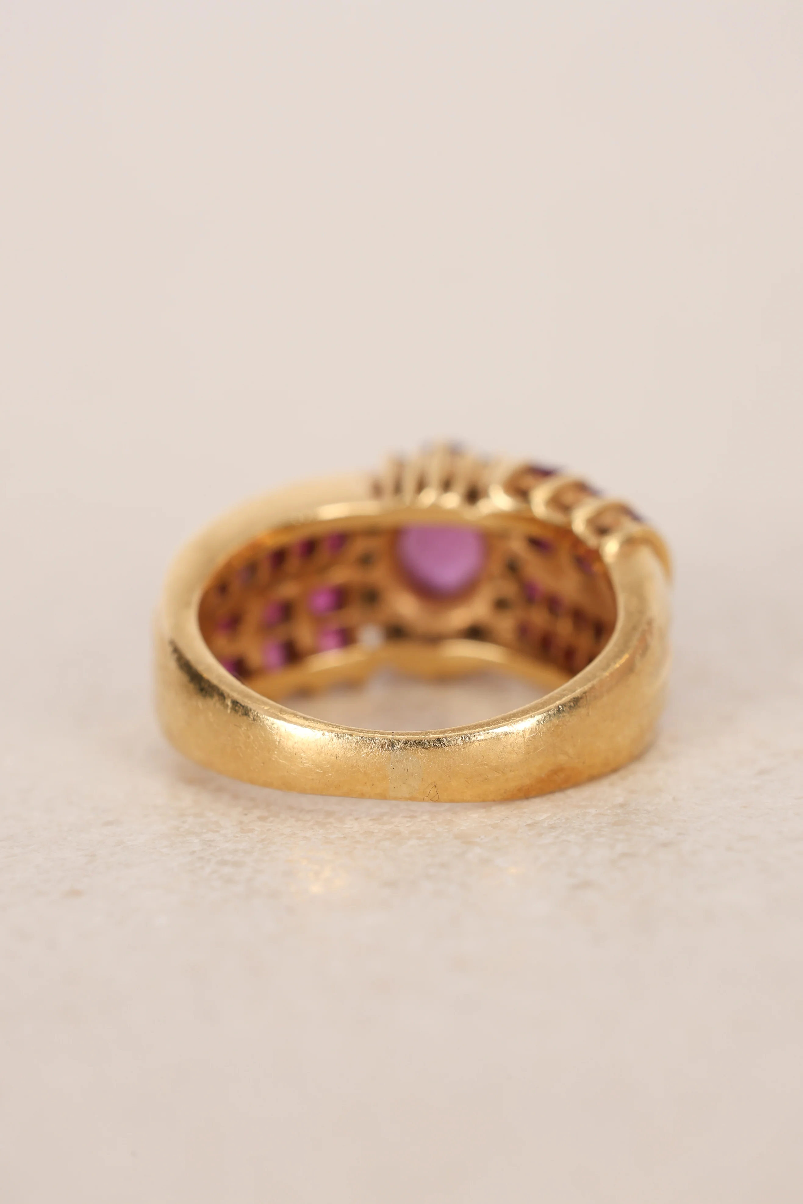 Vintage 1980s 18K Yellow Gold Ruby and Diamond Woven Motif Solitaire Ring, Size US 5 - Image 5