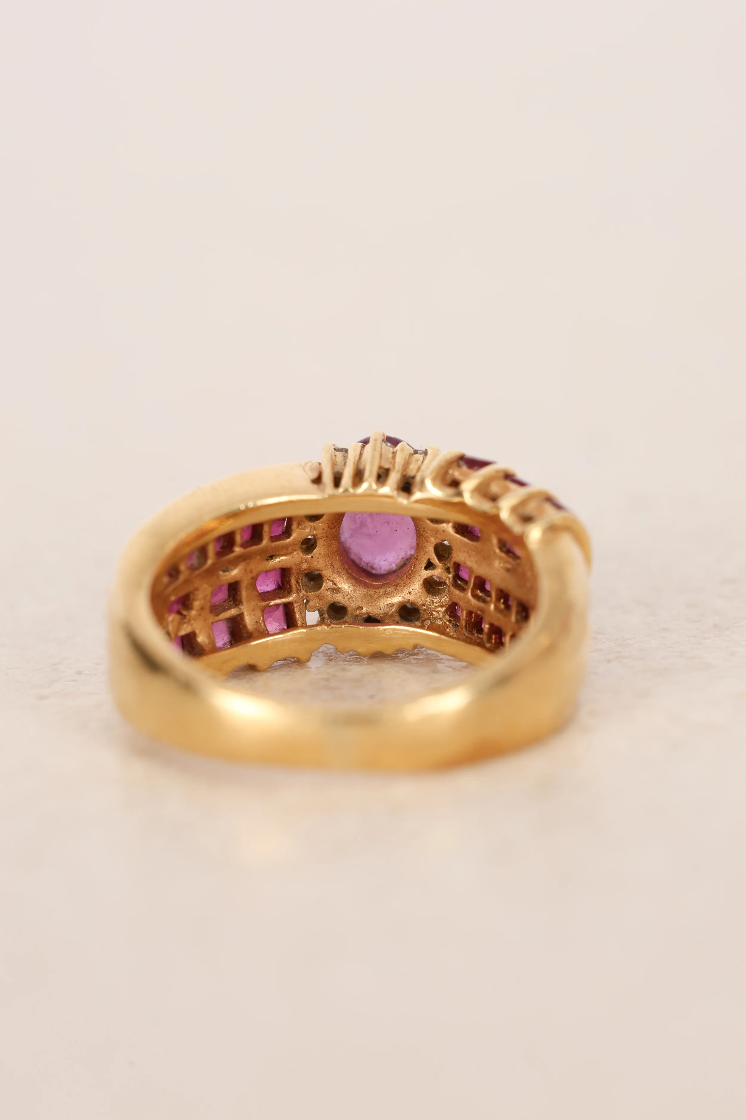 Vintage 1980s 18K Yellow Gold Ruby and Diamond Woven Motif Solitaire Ring, Size US 5 - Image 6