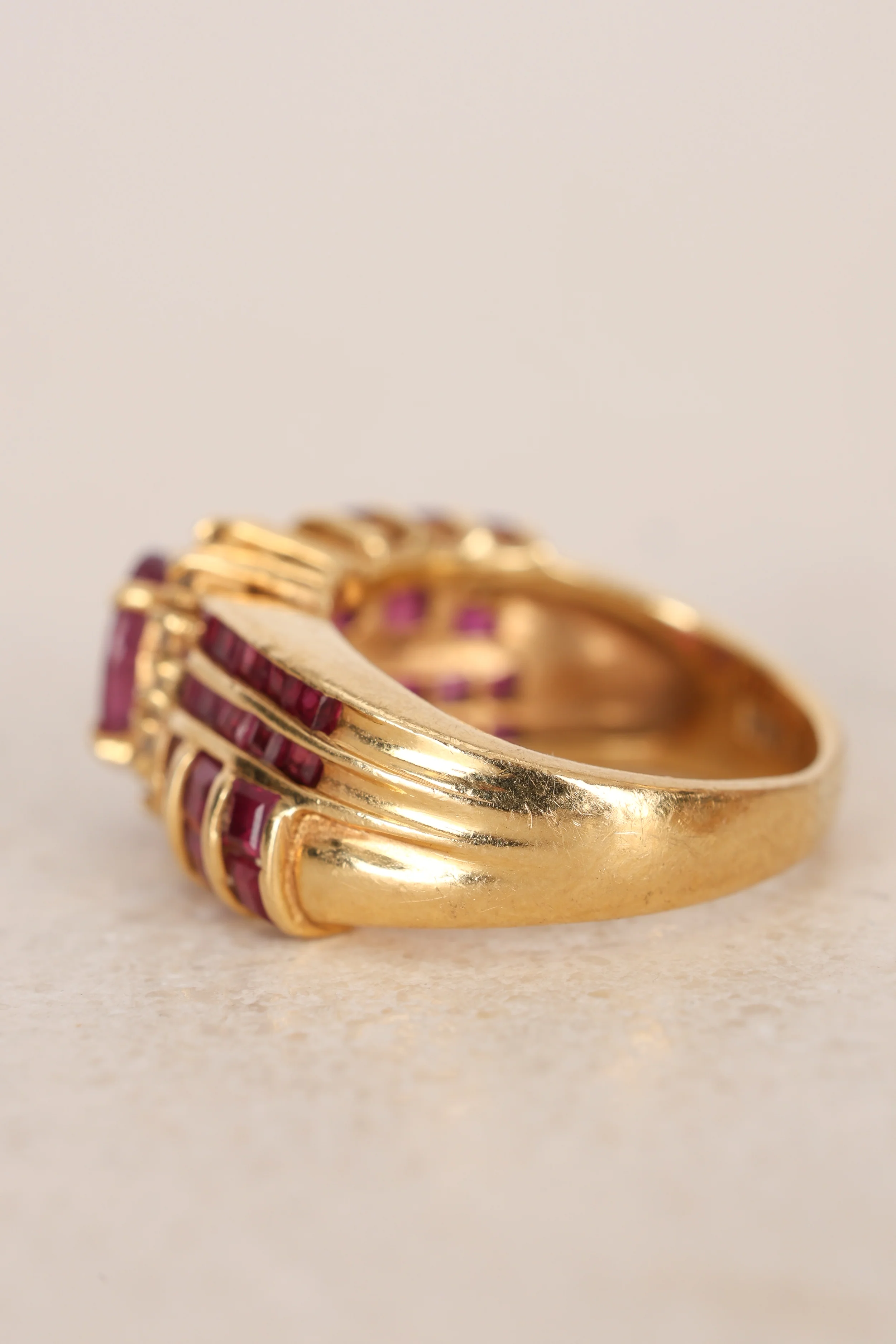 Vintage 1980s 18K Yellow Gold Ruby and Diamond Woven Motif Solitaire Ring, Size US 5 - Image 7