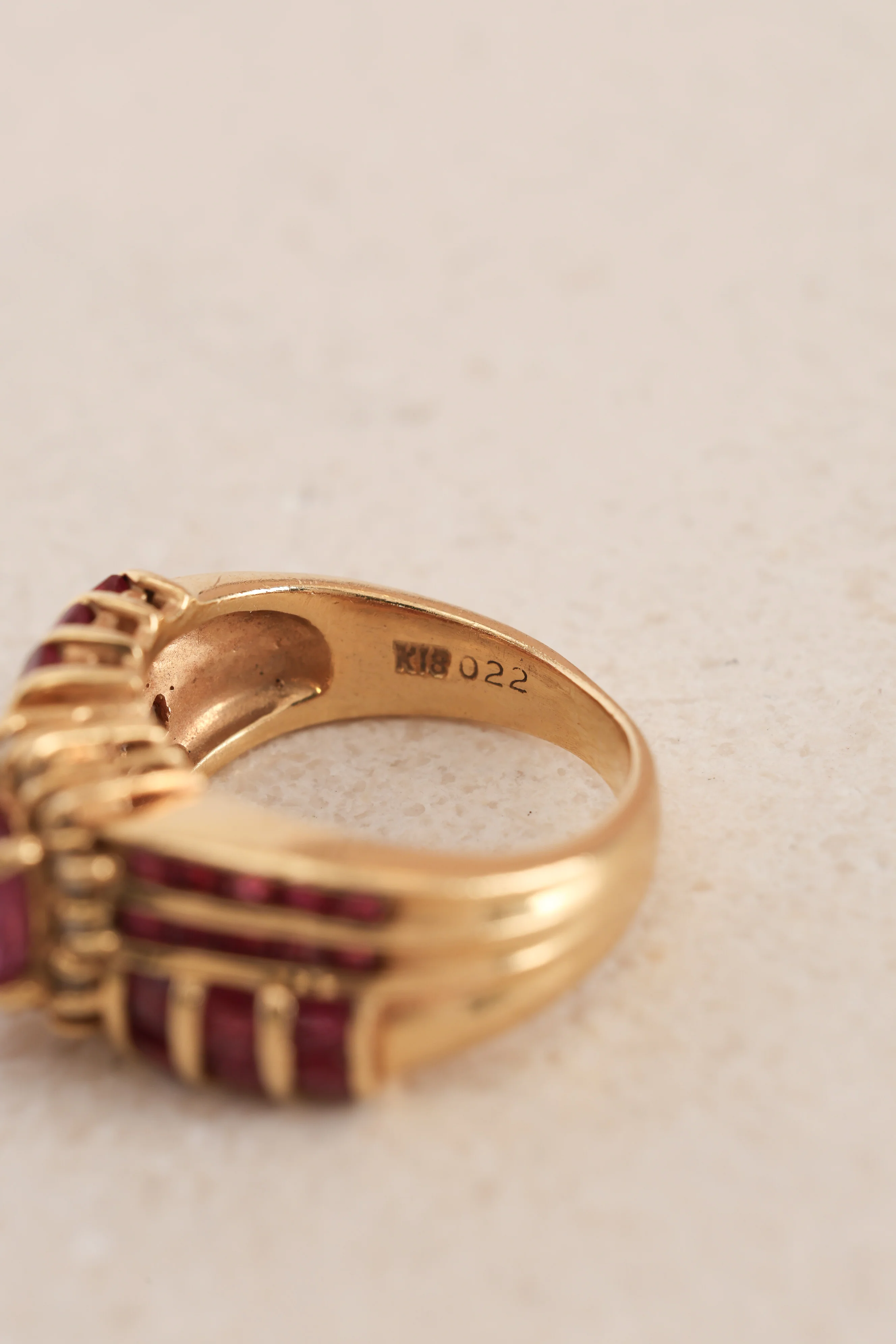 Vintage 1980s 18K Yellow Gold Ruby and Diamond Woven Motif Solitaire Ring, Size US 5 - Image 8