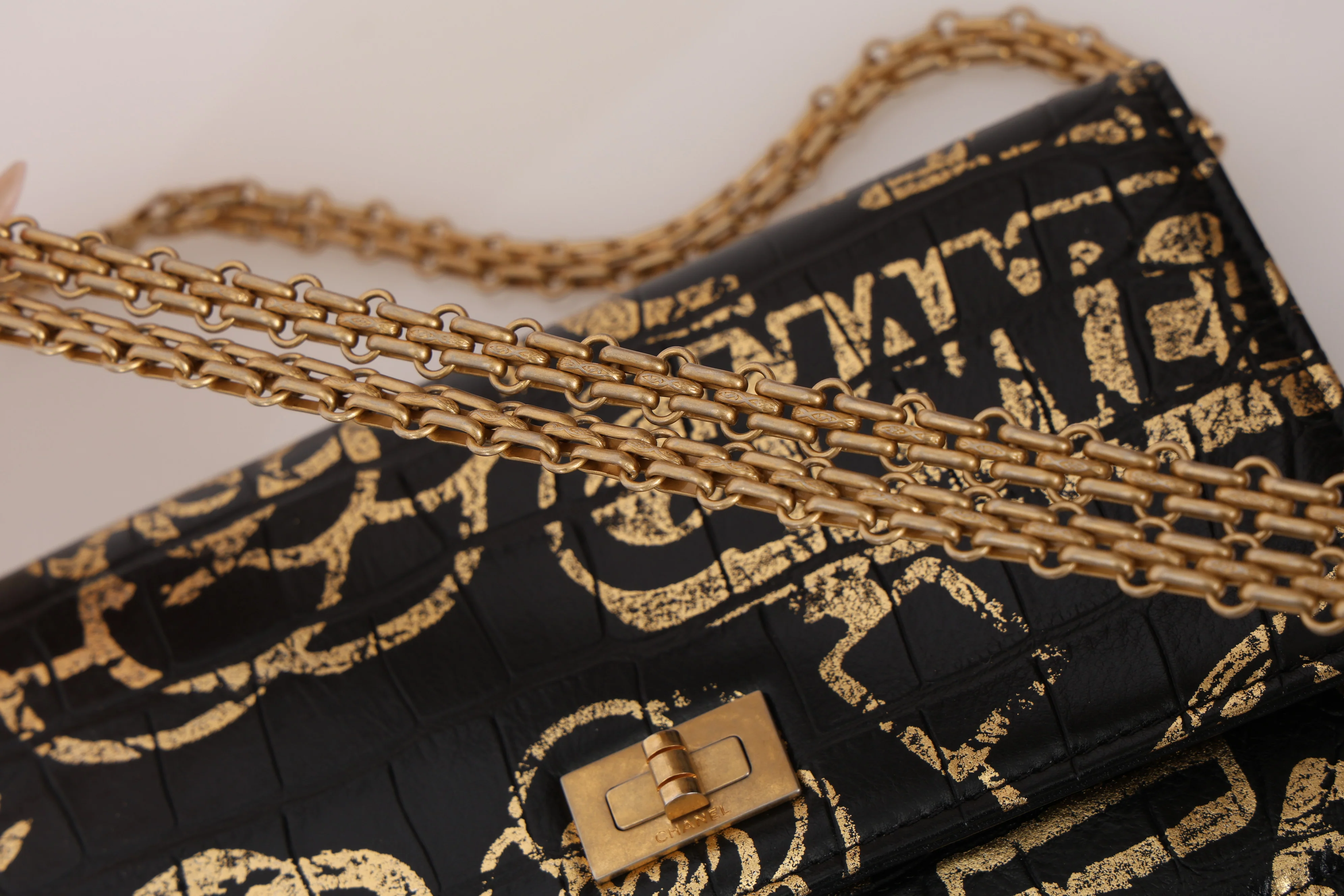 Limited Edition Chanel 2019 Paris-New York Croc Embossed Graffiti Reissue Wallet on Chain - Image 11