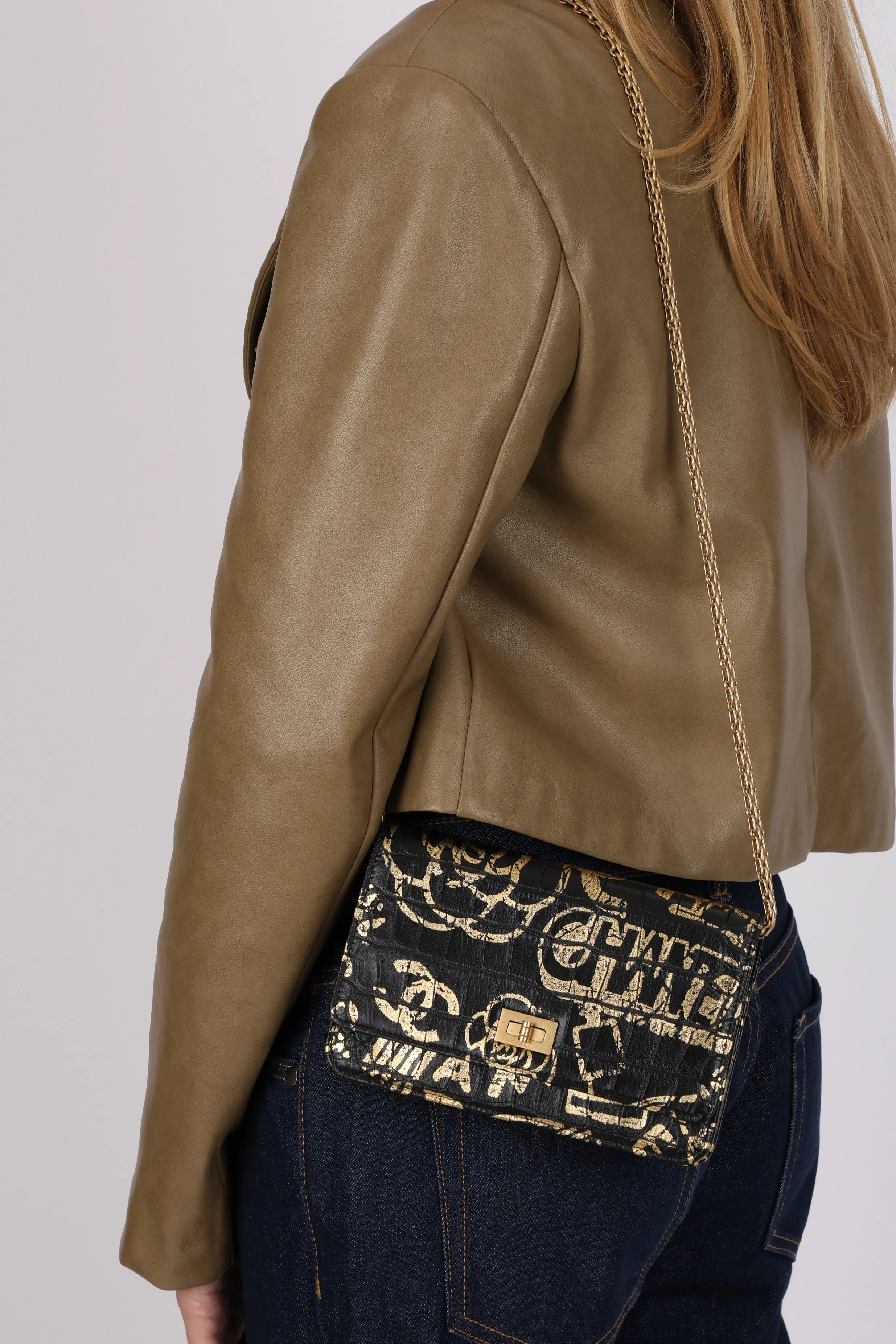 Limited Edition Chanel 2019 Paris-New York Croc Embossed Graffiti Reissue Wallet on Chain - Image 13