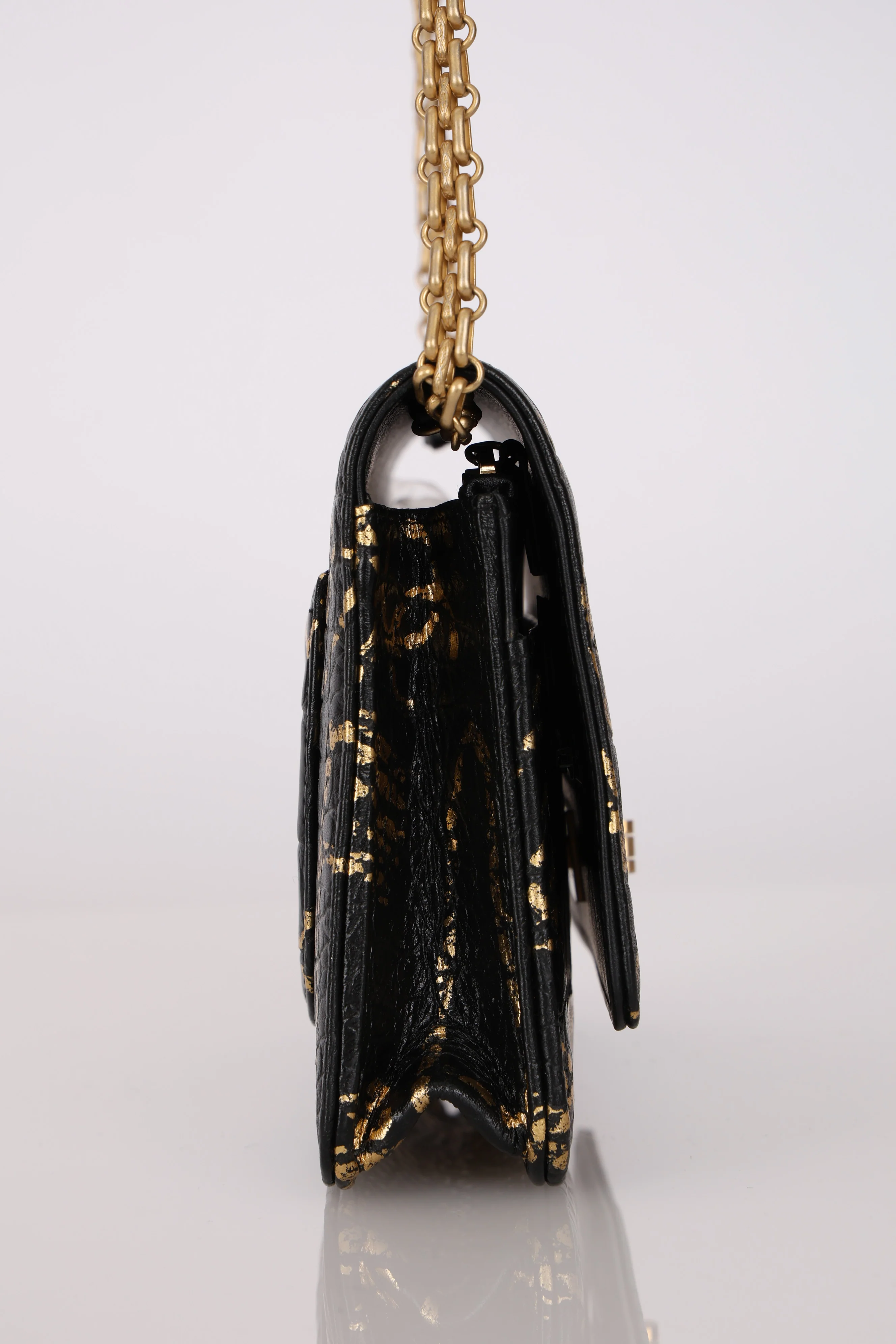 Limited Edition Chanel 2019 Paris-New York Croc Embossed Graffiti Reissue Wallet on Chain - Image 9