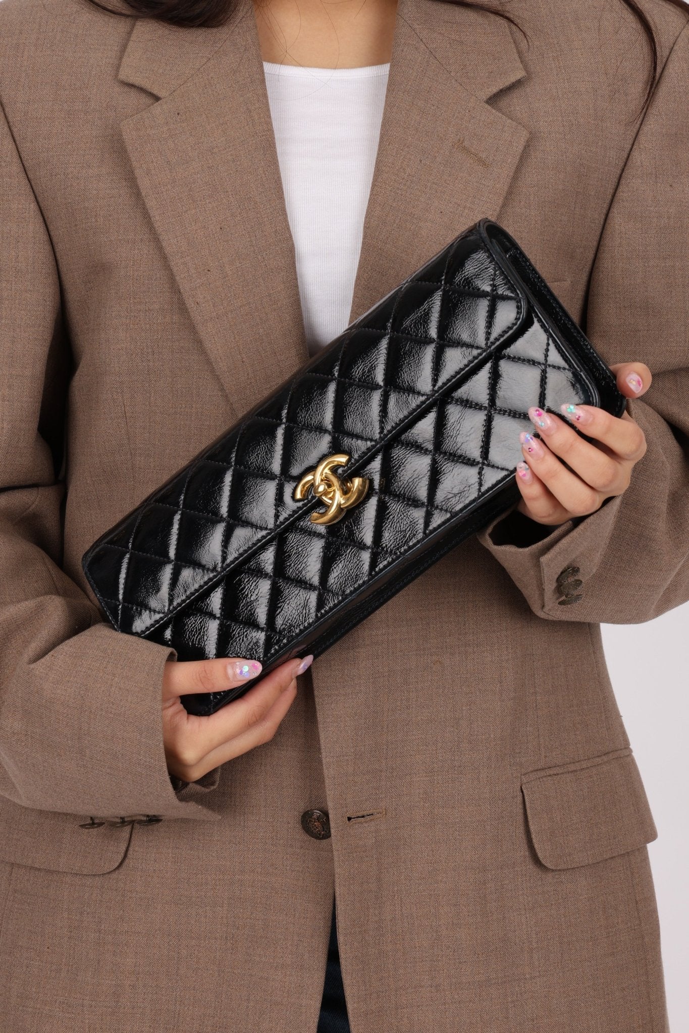 Chanel 2024 Patent Métiers d’art Turnlock Large East West Bag - Image 13