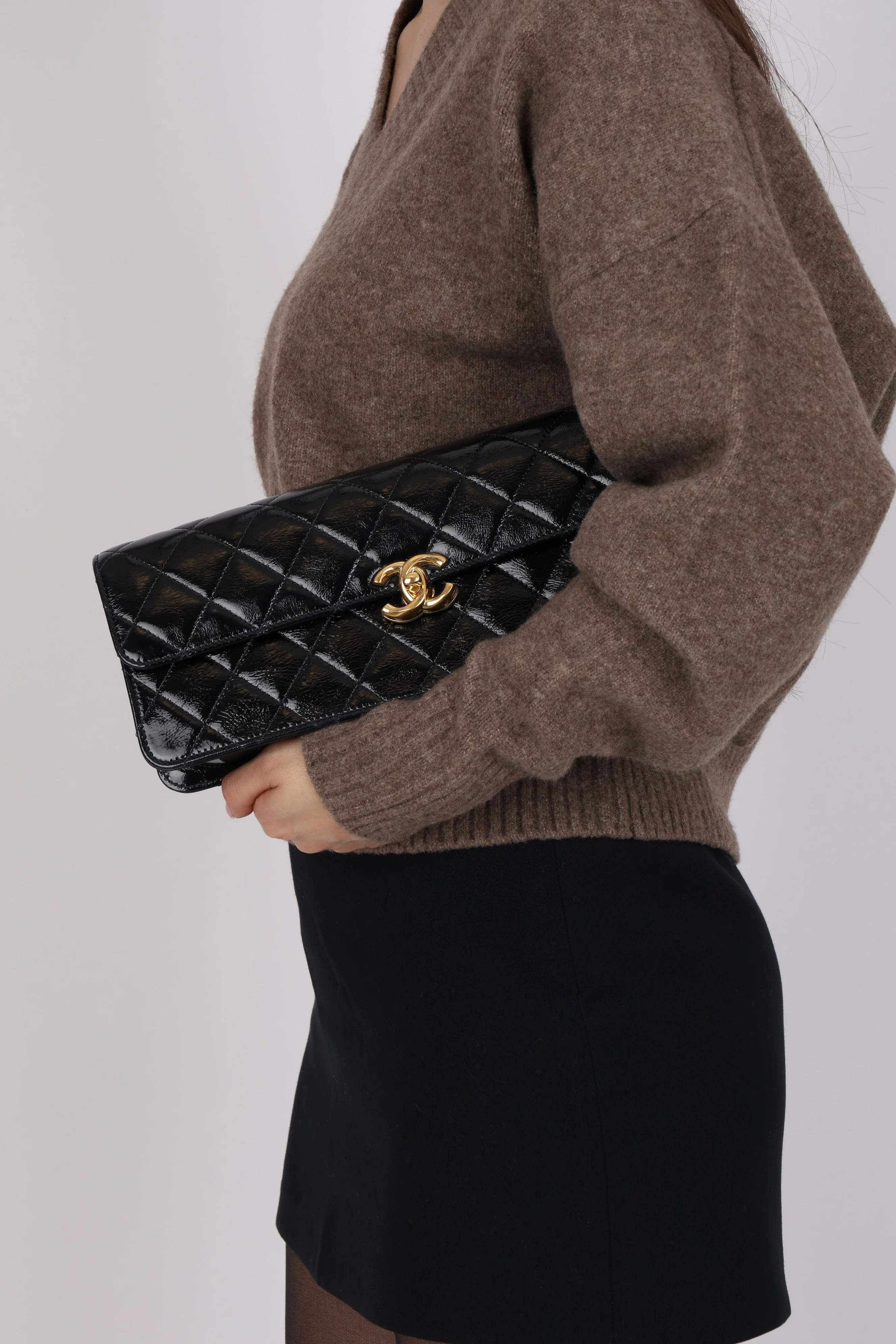 Chanel 2024 Patent Métiers d’art Turnlock Large East West Bag - Image 15