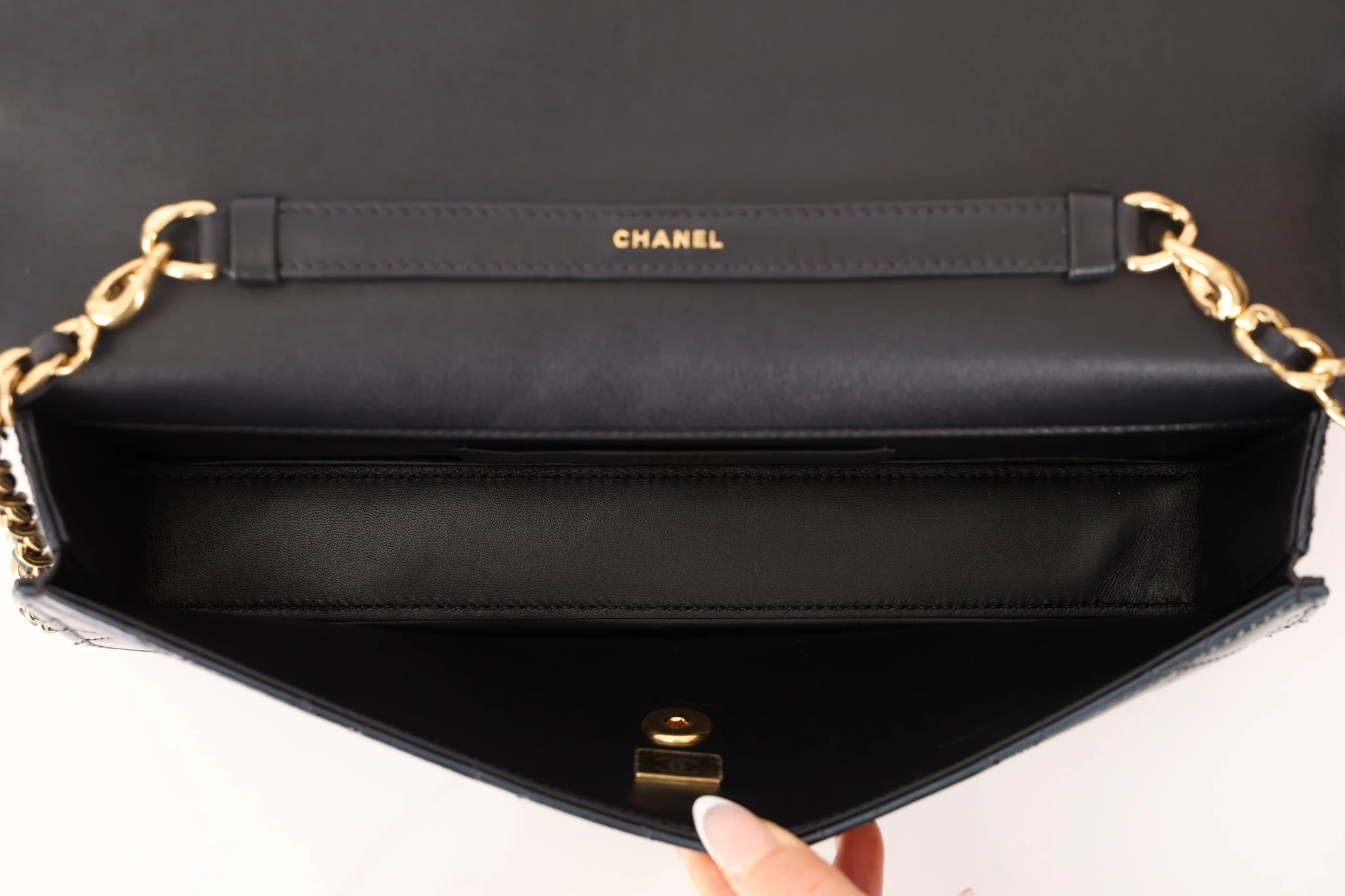 Chanel 2024 Patent Métiers d’art Turnlock Large East West Bag - Image 5